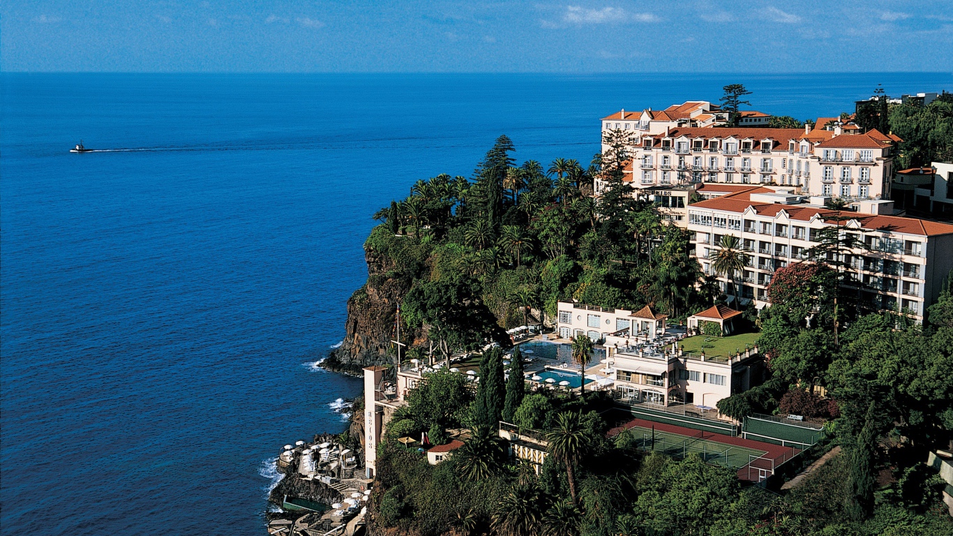 Отель на побережье на курорте Мирамар Круести, Франция