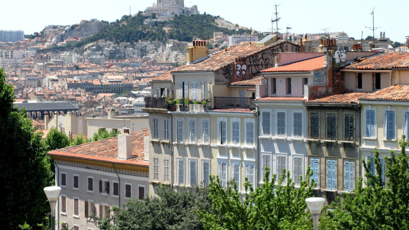 Дома на фоне холма в городе Марсель, Франция