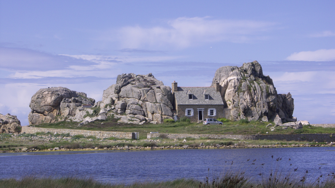 Дом среди скал в Бретань, Франция