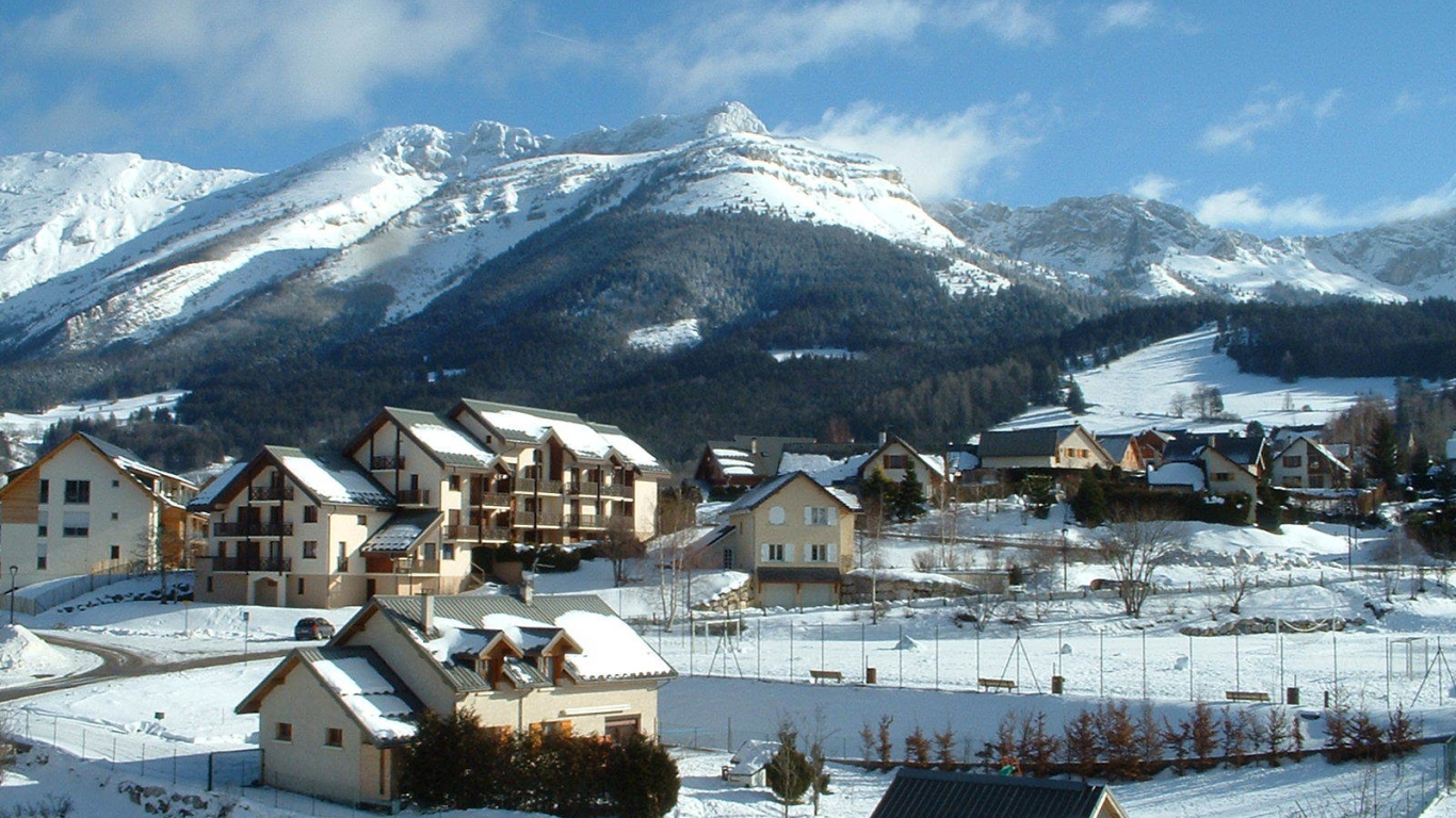Дома на фоне гор на курорте Виллар-де-Ланс, Франция