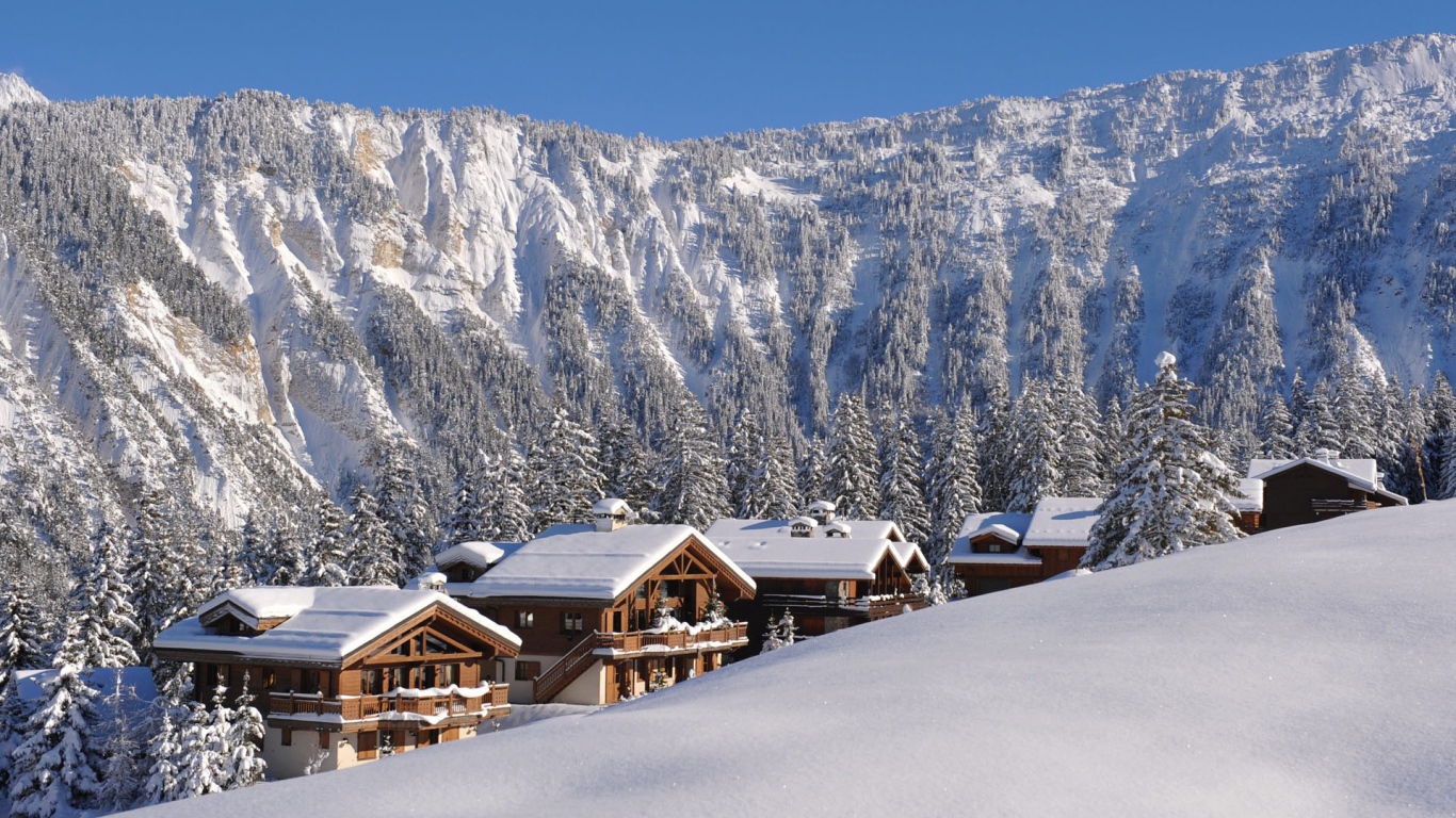 Дома на фоне гор на горнолыжном курорте Куршевель, Франция