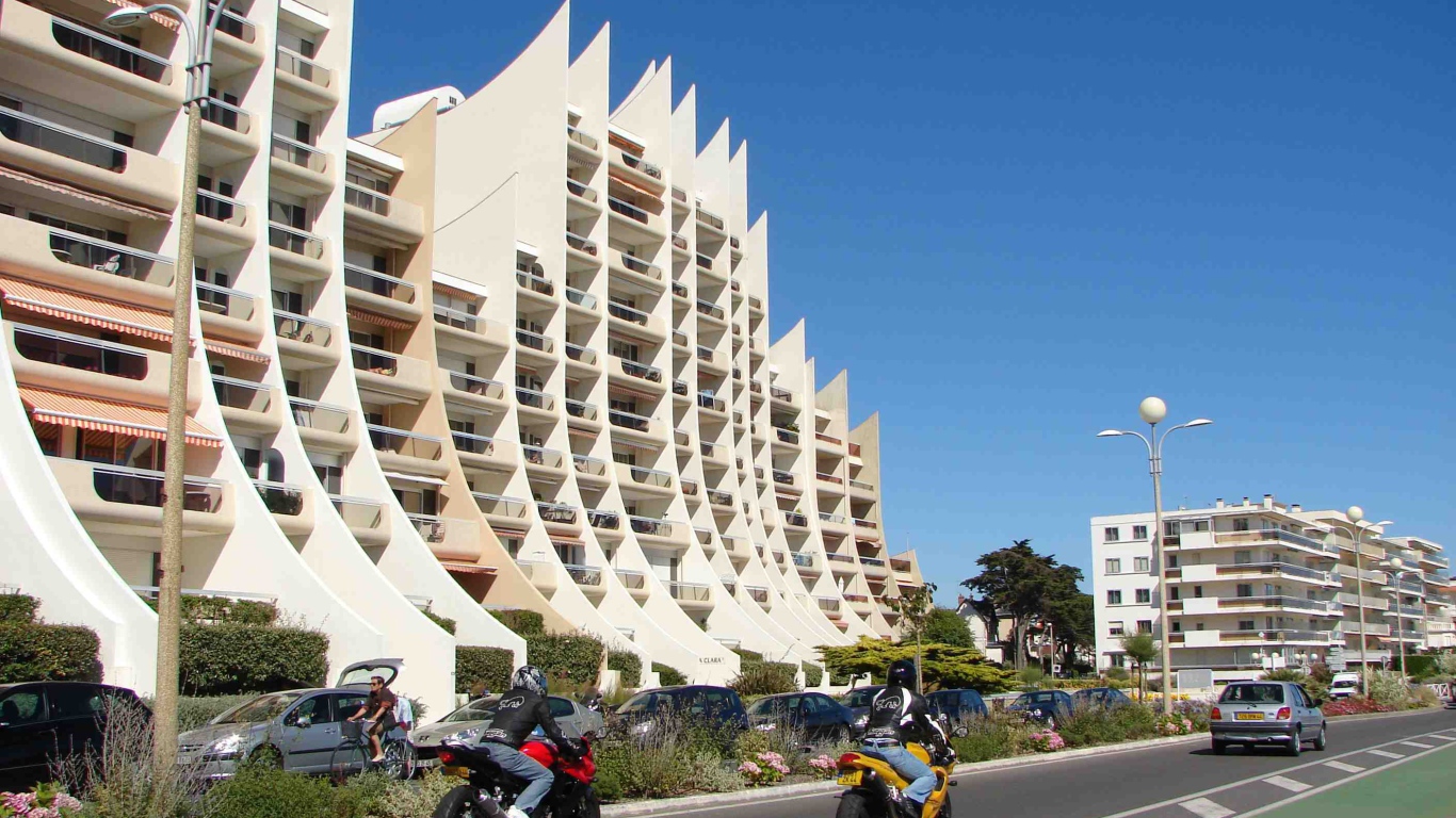 Дома на набережной на курорте Ла Боль, Франция