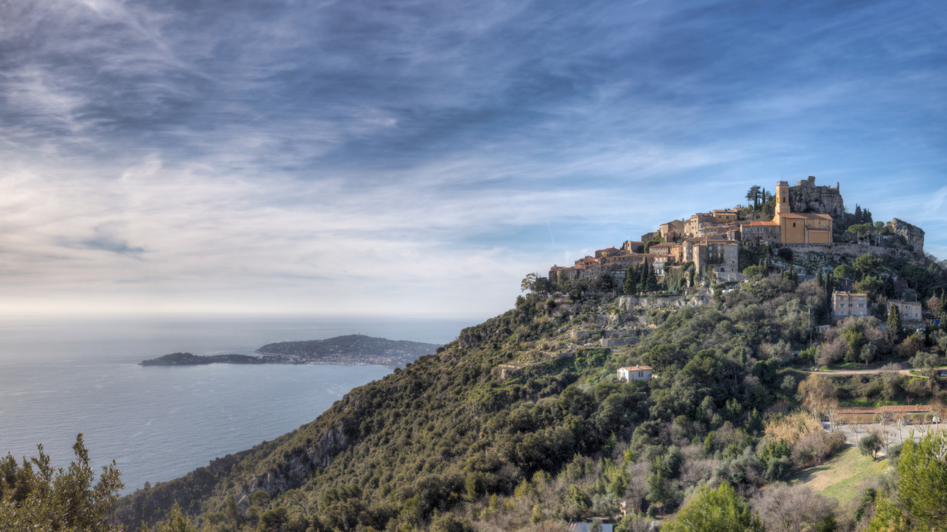 Дома на холме на курорте Эз, Франция