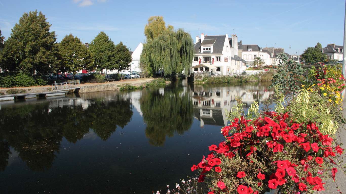 Озеро в городе в Бретань, Франция