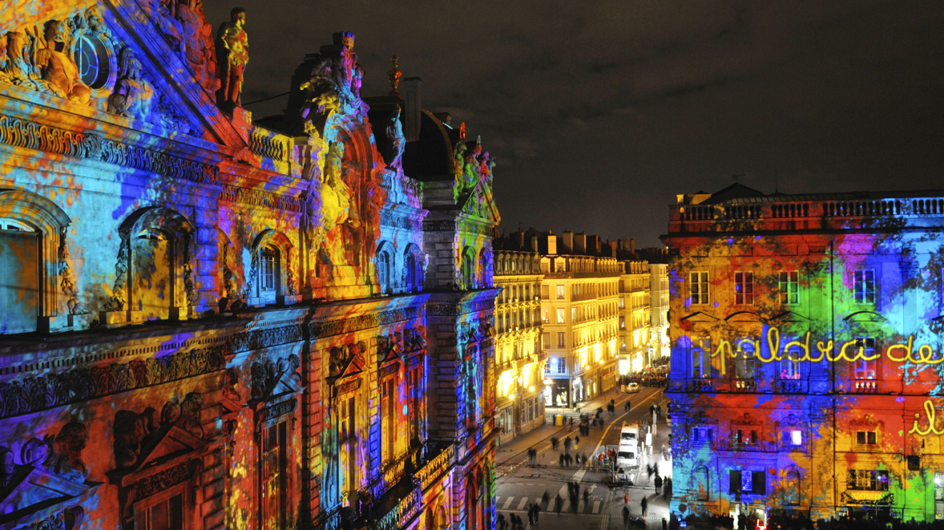 Подсветка зданий в городе Лион, Франция