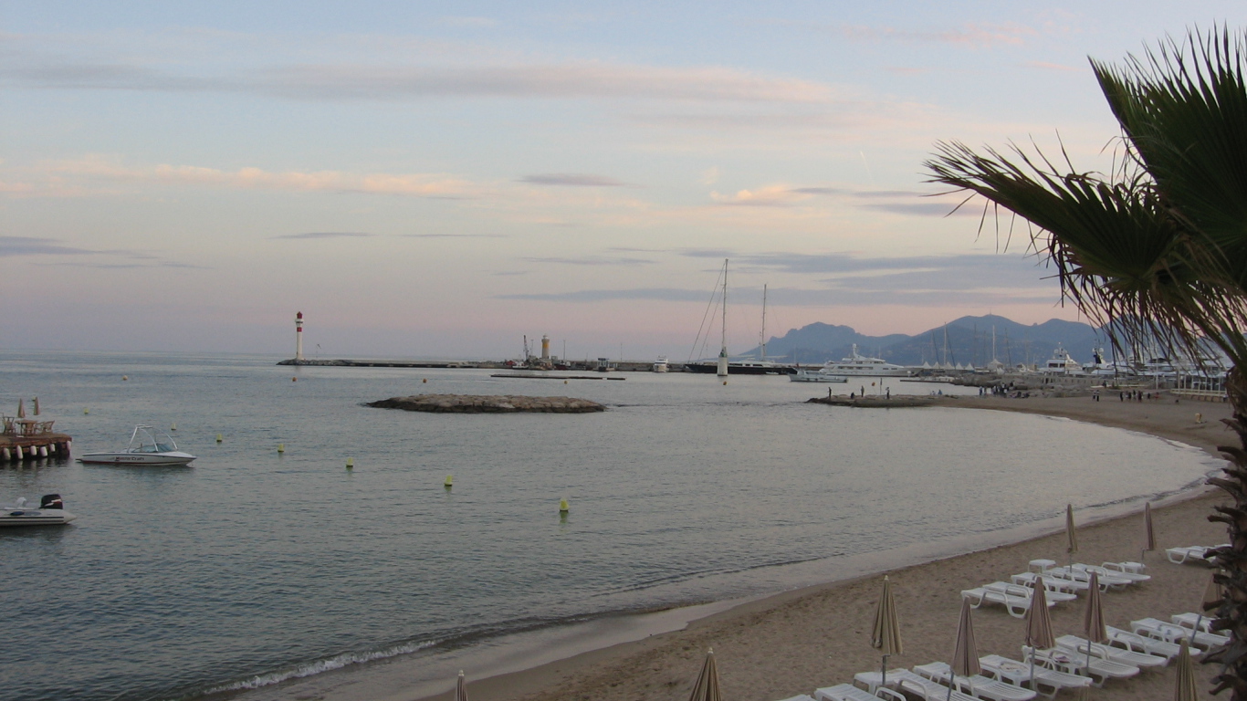 Пляж на курорте Мирамар Круести, Франция