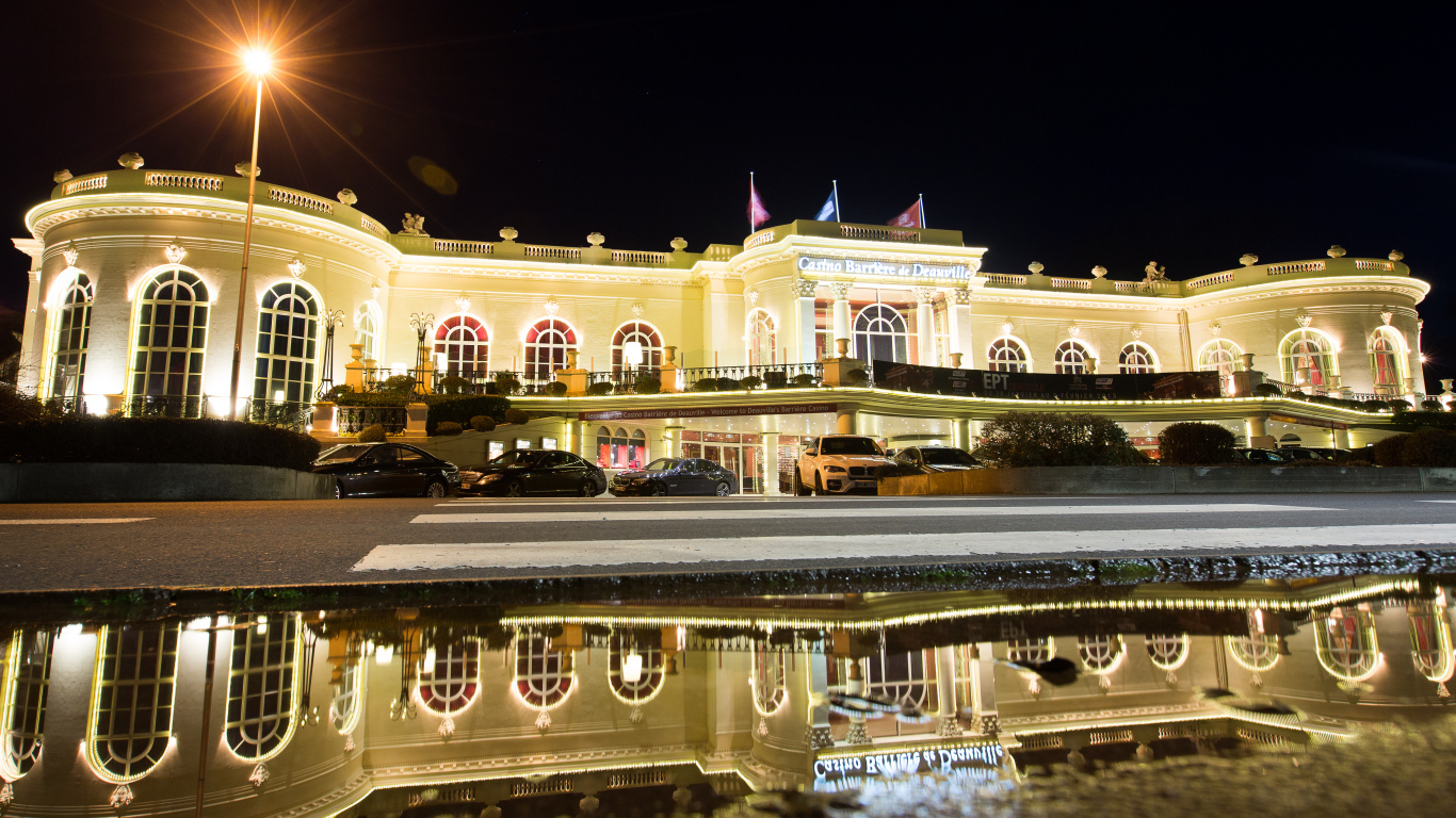 Ночное сияние на курорте Довиль, Франция