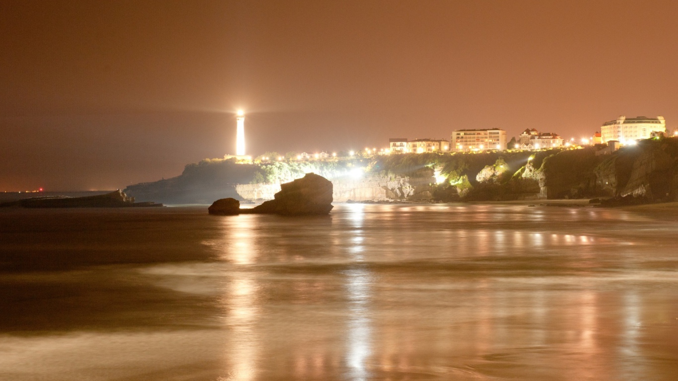 Ночные огни на курорте Биарриц, Франция