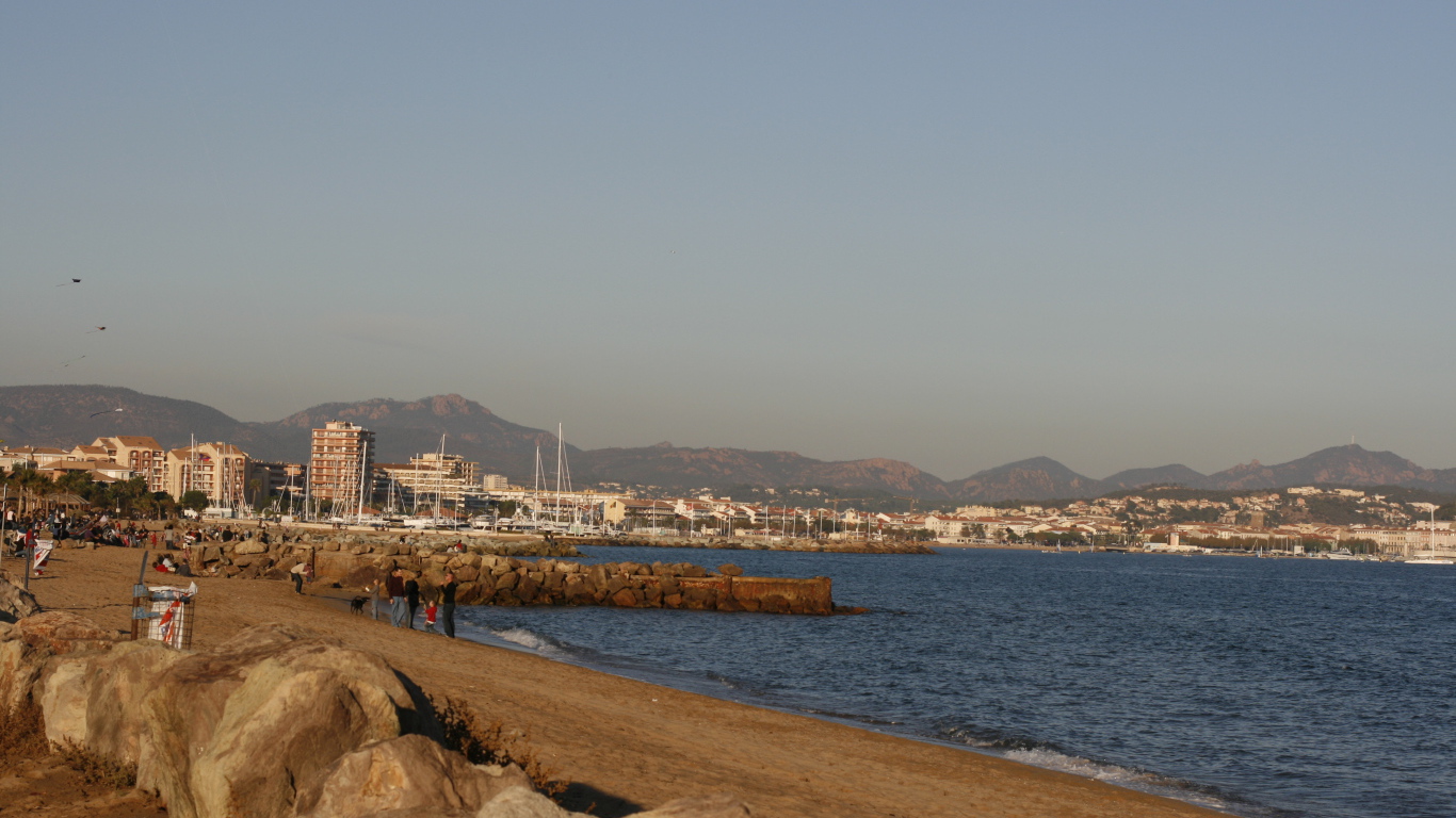 Морское побережье на курорте Порт Де Фрежюс, Франция