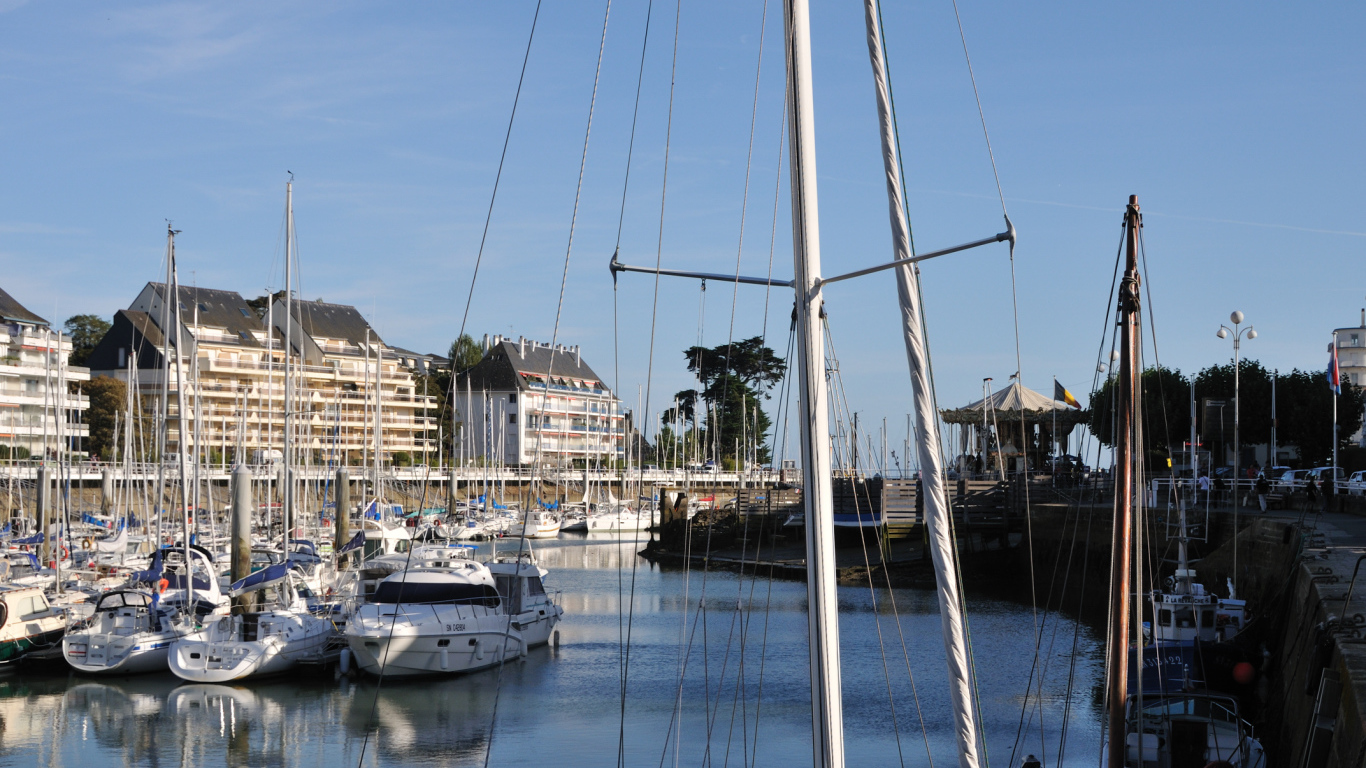 Порт на курорте Ла Боль, Франция