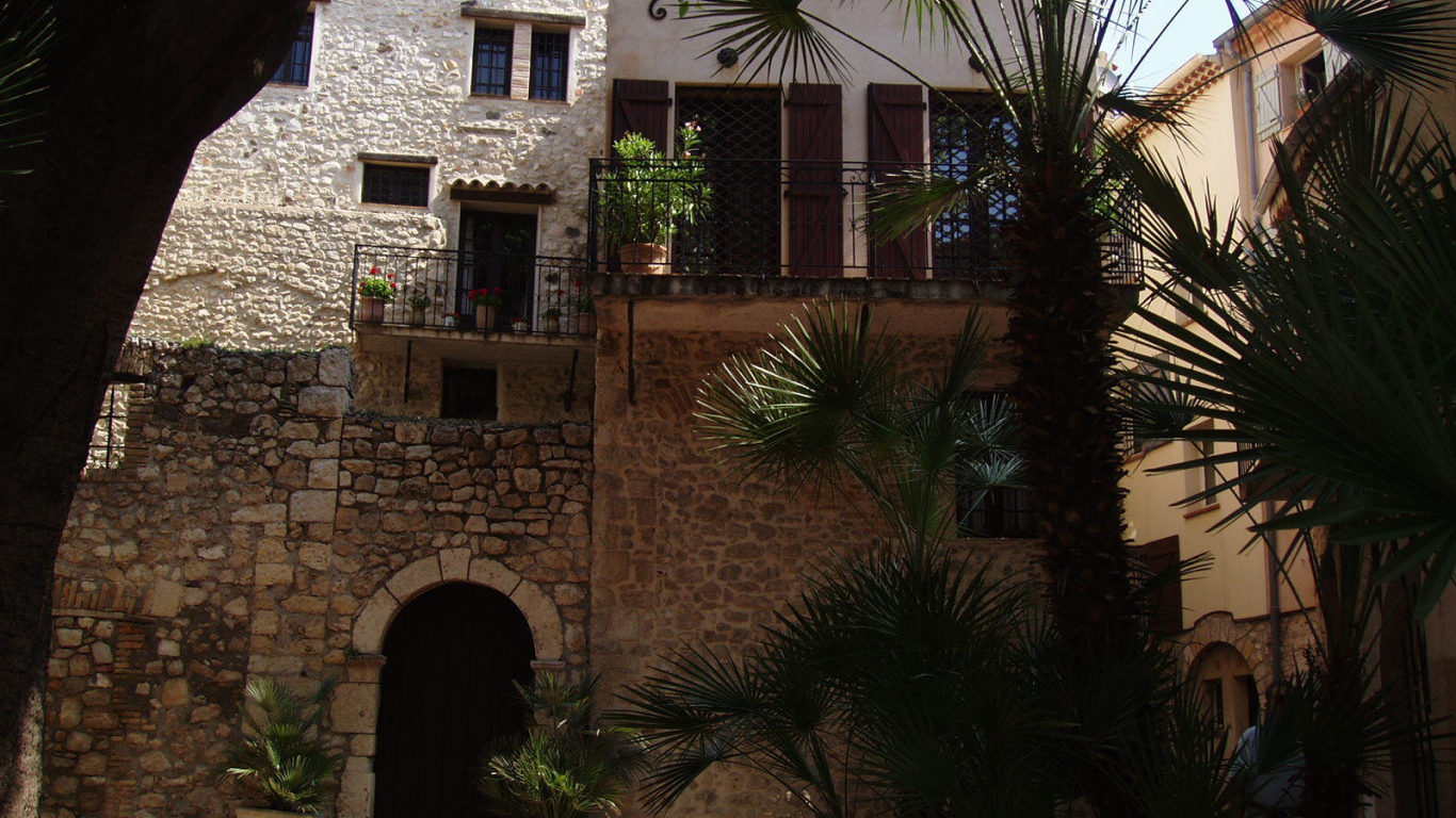 Тихий дворик на курорте Антибы, Франция