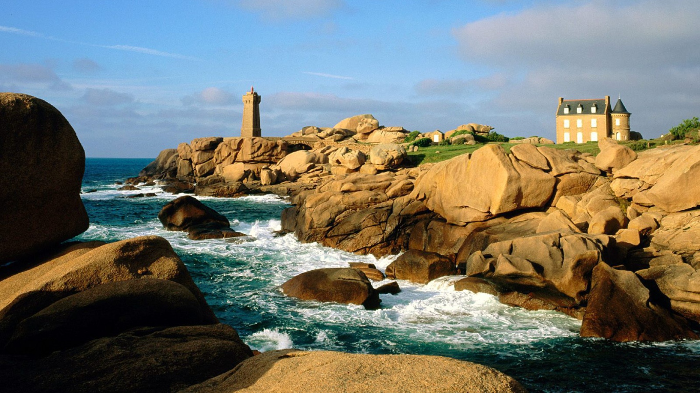 Скалы у берега в Бретань, Франция