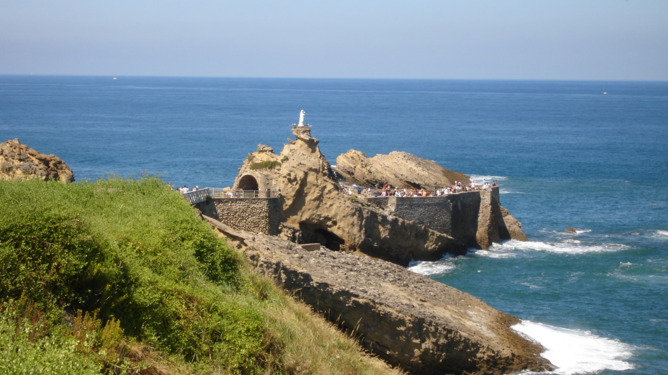 Каменистый берег на курорте Биарриц, Франция