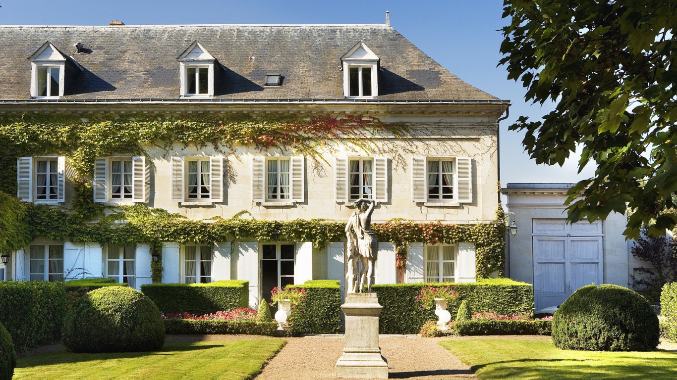 Скульптура у замка в Луаре, Франция