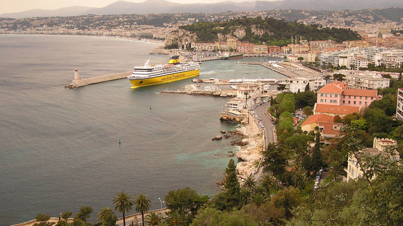 Лайнер в порту в городе Ницца, Франция