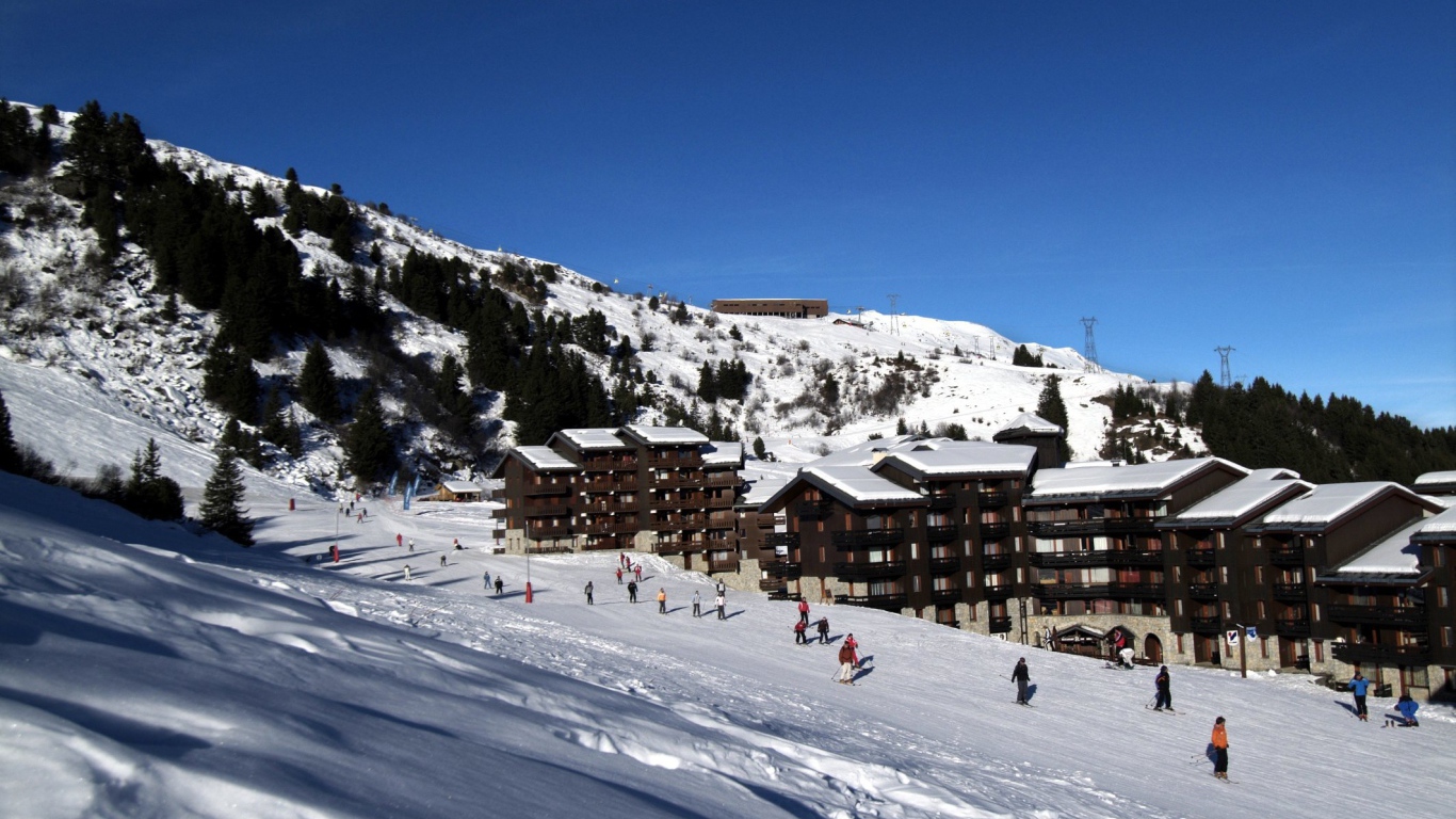 Лыжники на горнолыжном курорте Мерибель, Франция