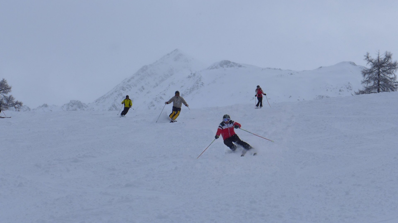 Катание на лыжах на горнолыжном курорте Лез Арк, Франция