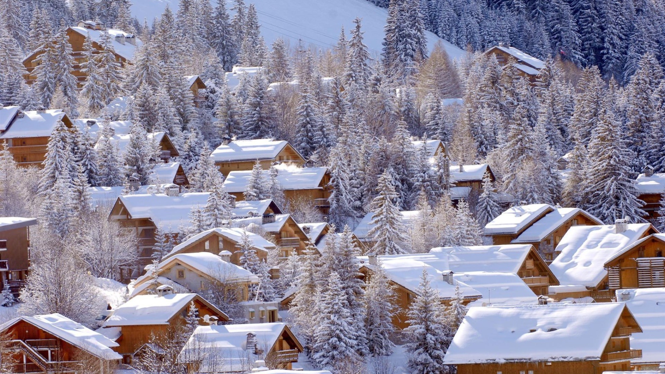 Заснеженные дома на горнолыжном курорте Мерибель, Франция