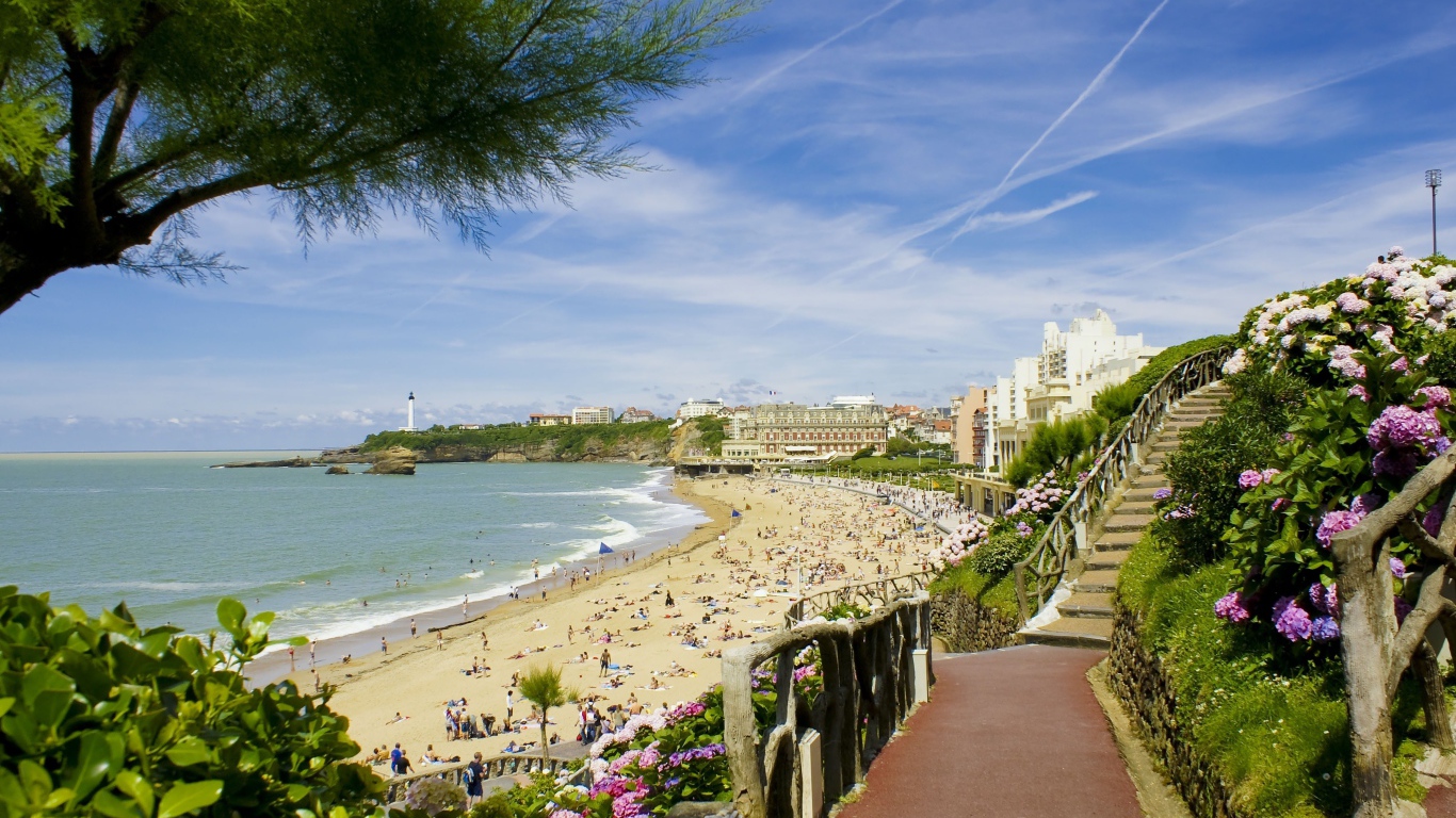 Лестница на пляж на курорте Биарриц, Франция