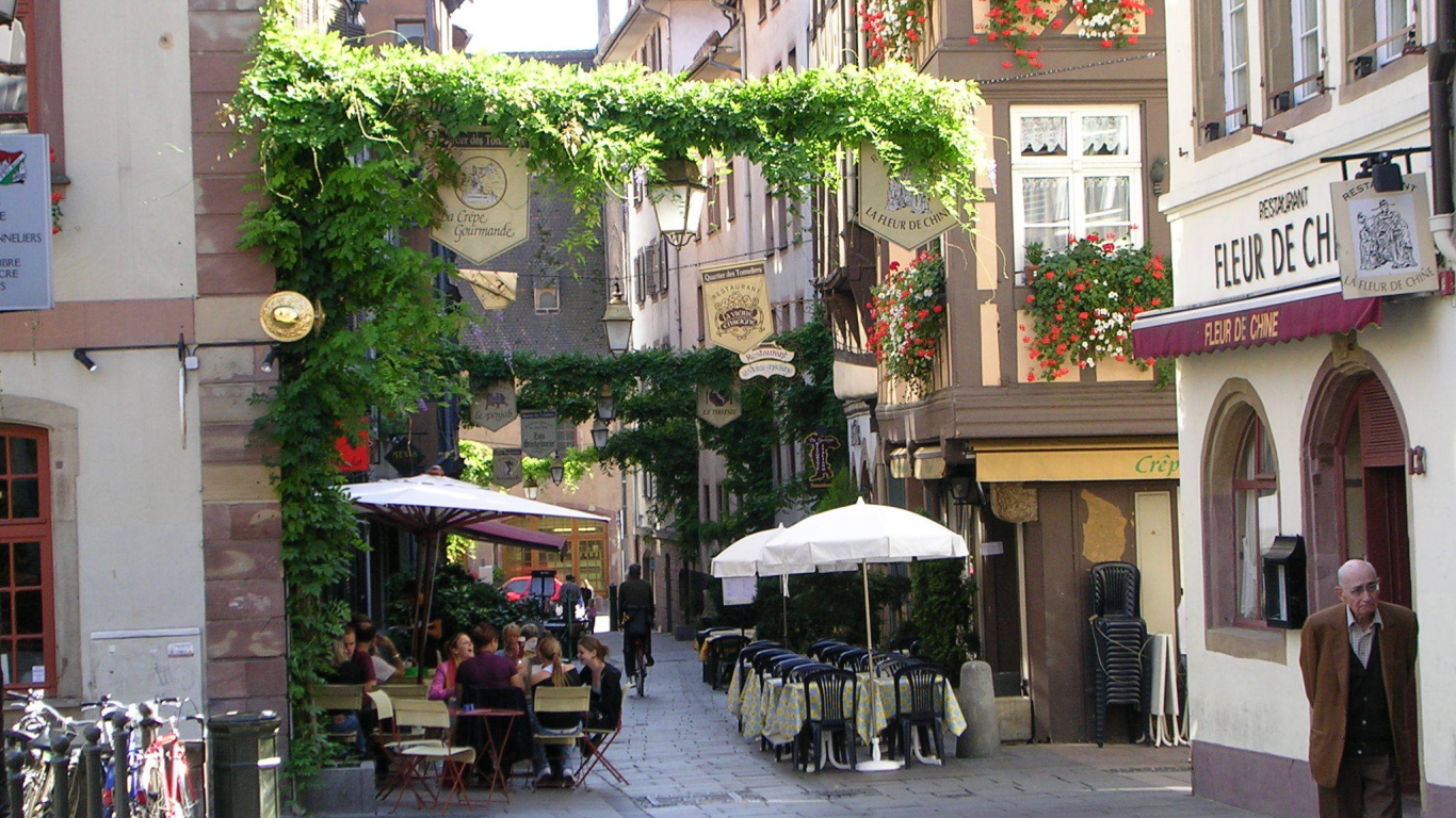 Уличное кафе в городе Страсбург, Франция