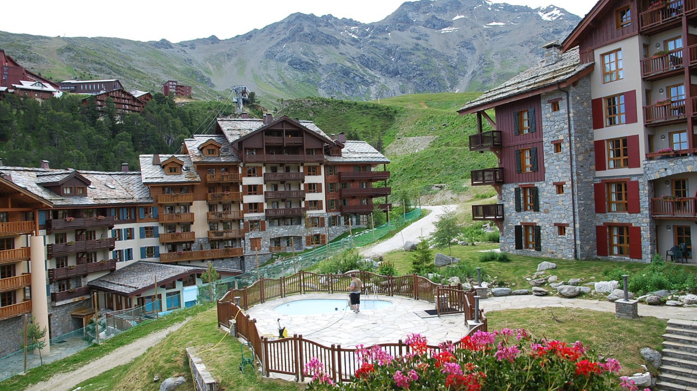 Летний пейзаж на горнолыжном курорте Лез Арк, Франция