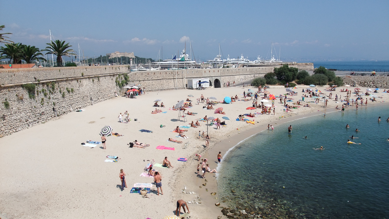 Летний отдых на пляже на курорте Антибы, Франция