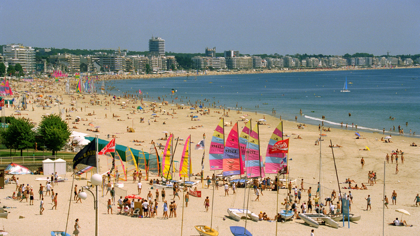 Летний отдых на пляже на курорте Ла Боль, Франция