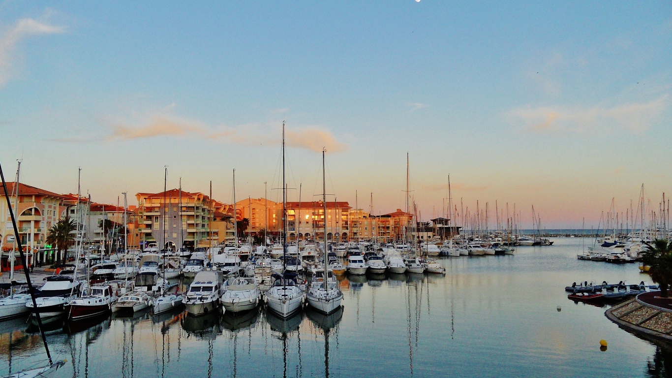 Закат на курорте Порт Де Фрежюс, Франция