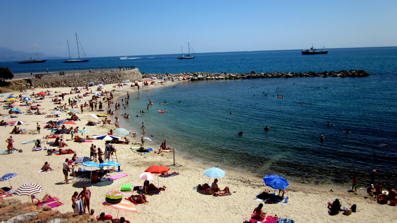 Пляж на курорте Антибы, Франция