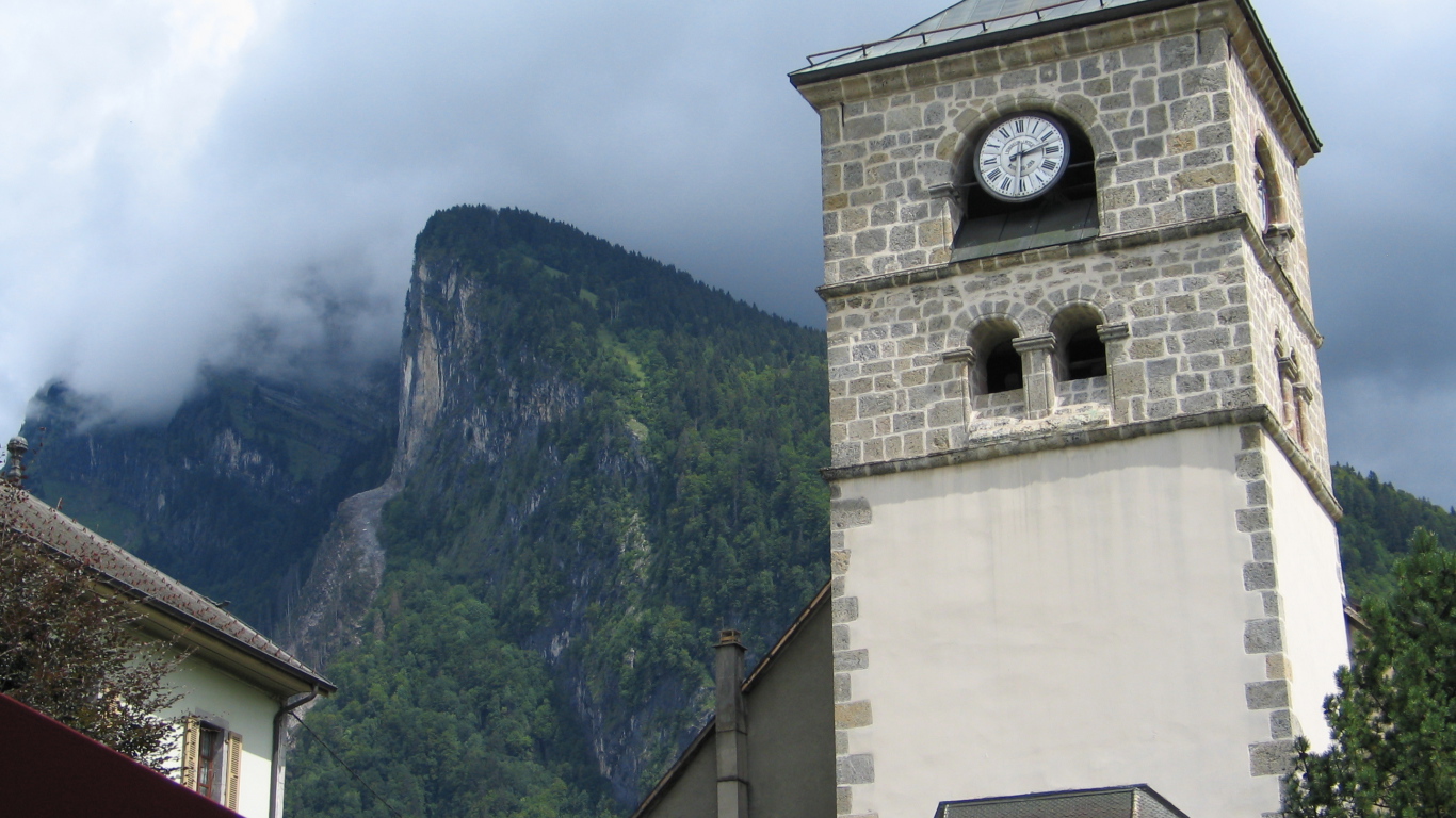 Башня с часами на горнолыжном курорте Самоен, Франция