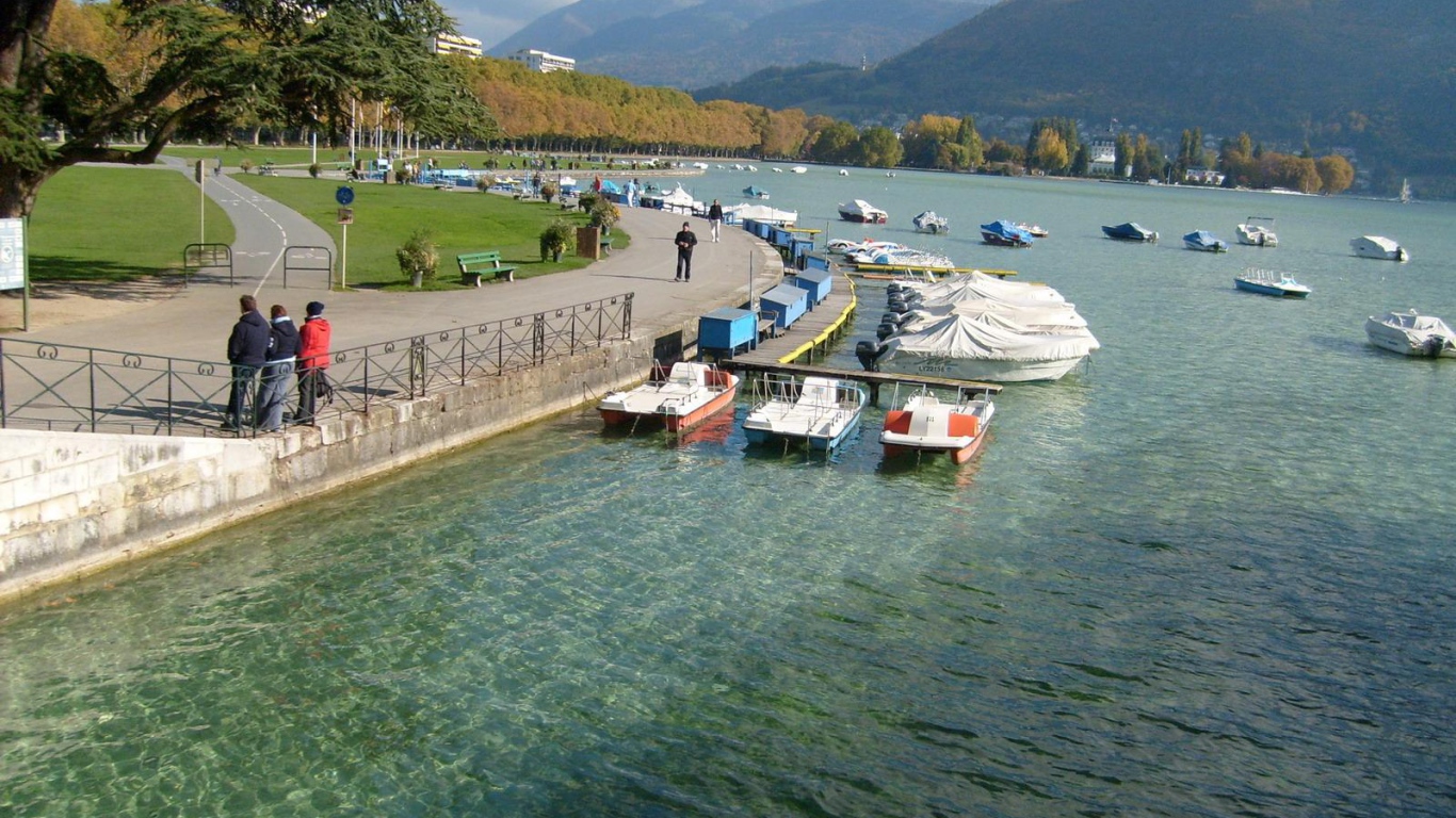 Набережная озера в городе Аннеси, Франция