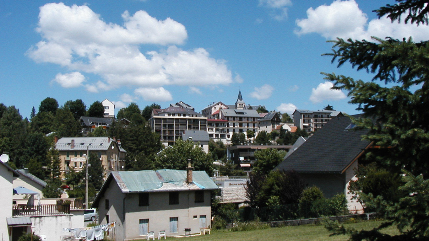 Городские здания на курорте Виллар-де-Ланс, Франция