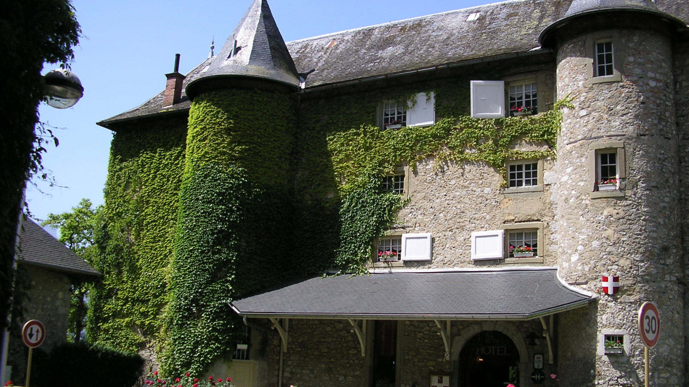 Заросший зеленью замок в городе Виши, Франция