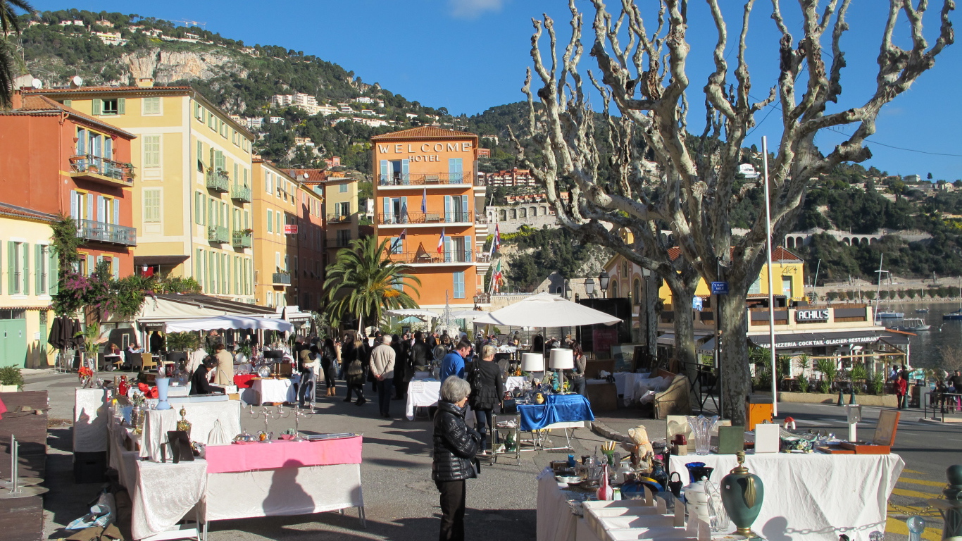 Прогулка по улице на курорте Эз, Франция