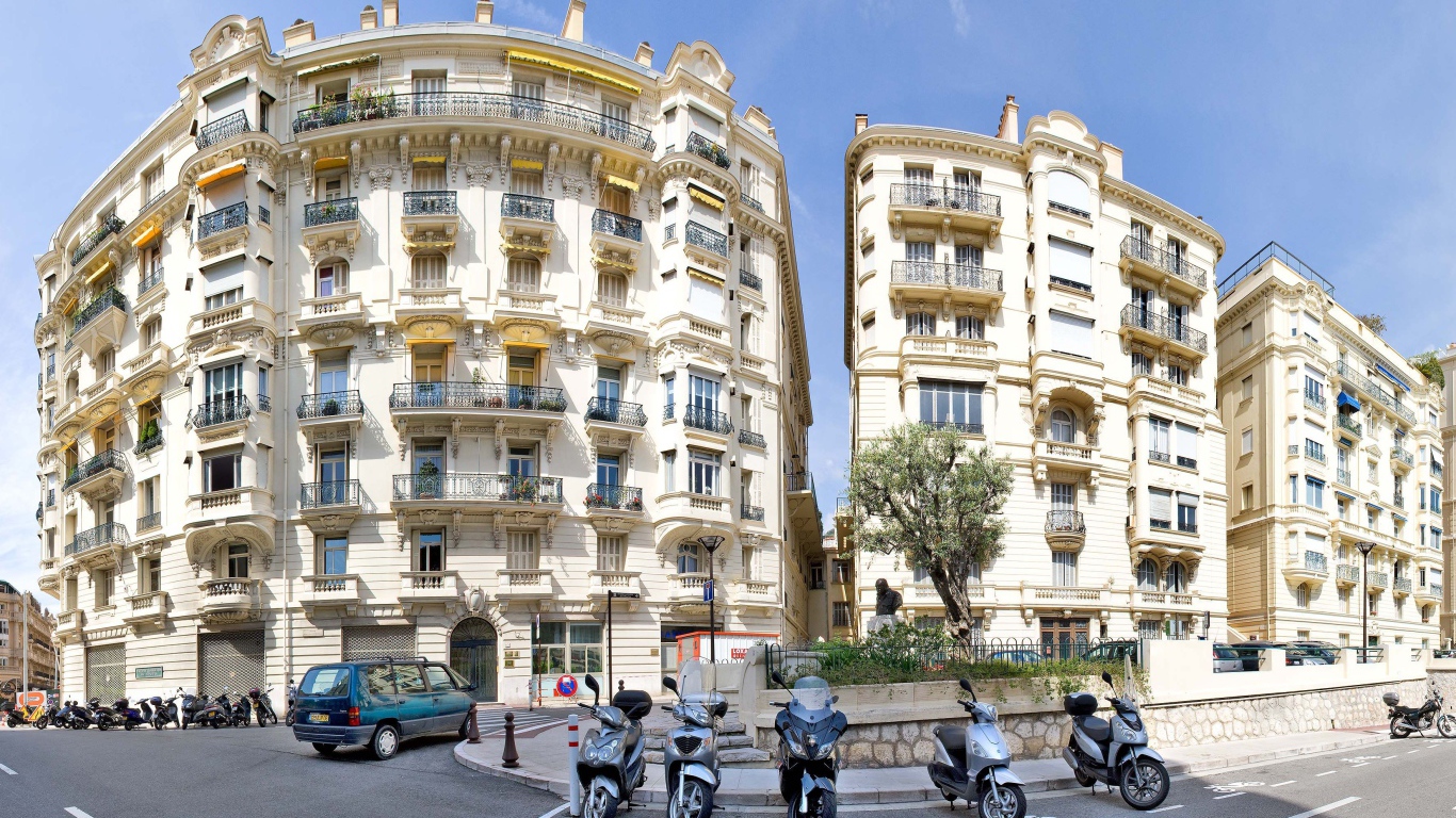 Прогулка по улице в Монако