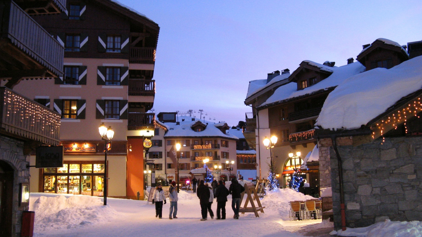 Прогулка по улице на горнолыжном курорте Лез Арк, Франция