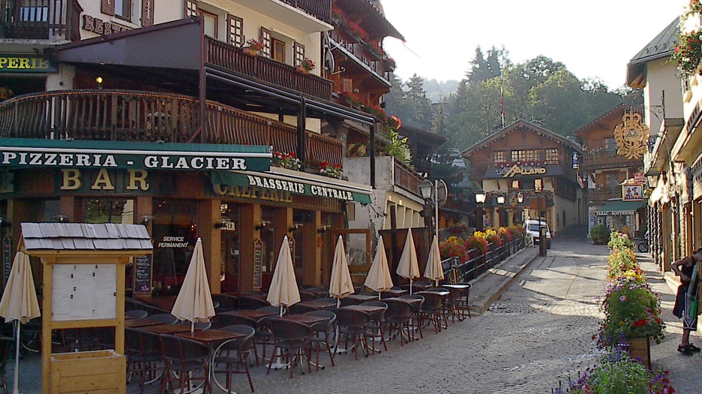 Прогулка по улице на горнолыжном курорте Межев, Франция