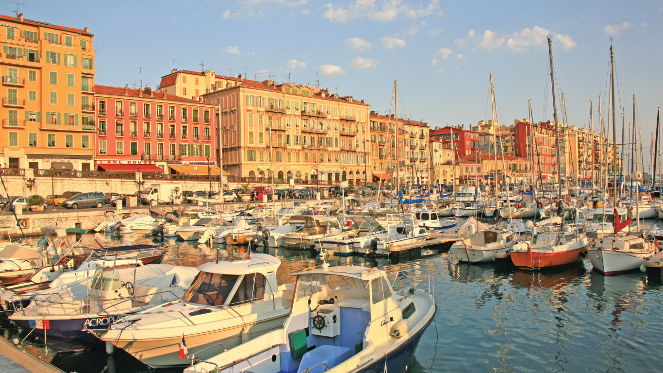 Яхты в порту в городе Ницца, Франция