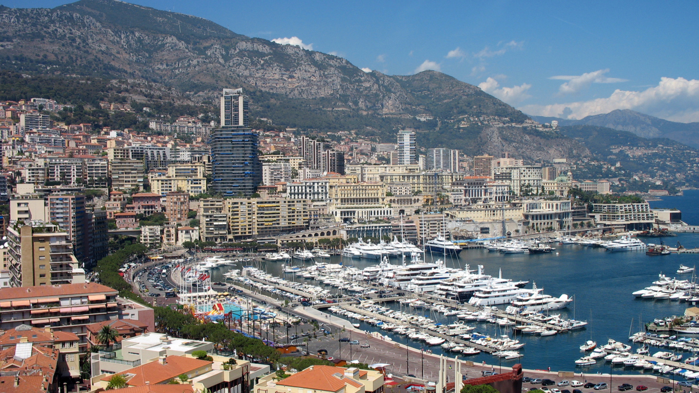 Яхты в порту в Монако