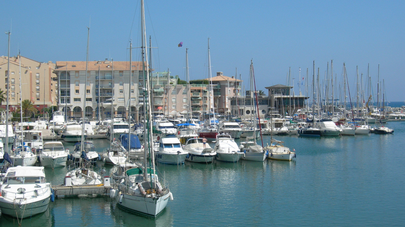 Яхты на фоне зданий на курорте Порт Де Фрежюс, Франция