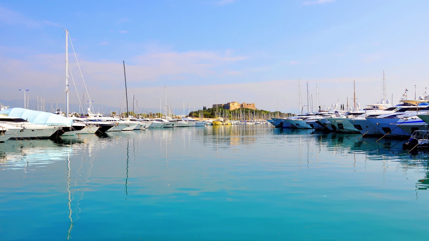 Яхты в порту на курорте Антибы, Франция