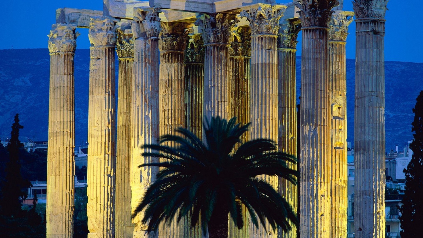 Пальма на фоне колонн в Афинах