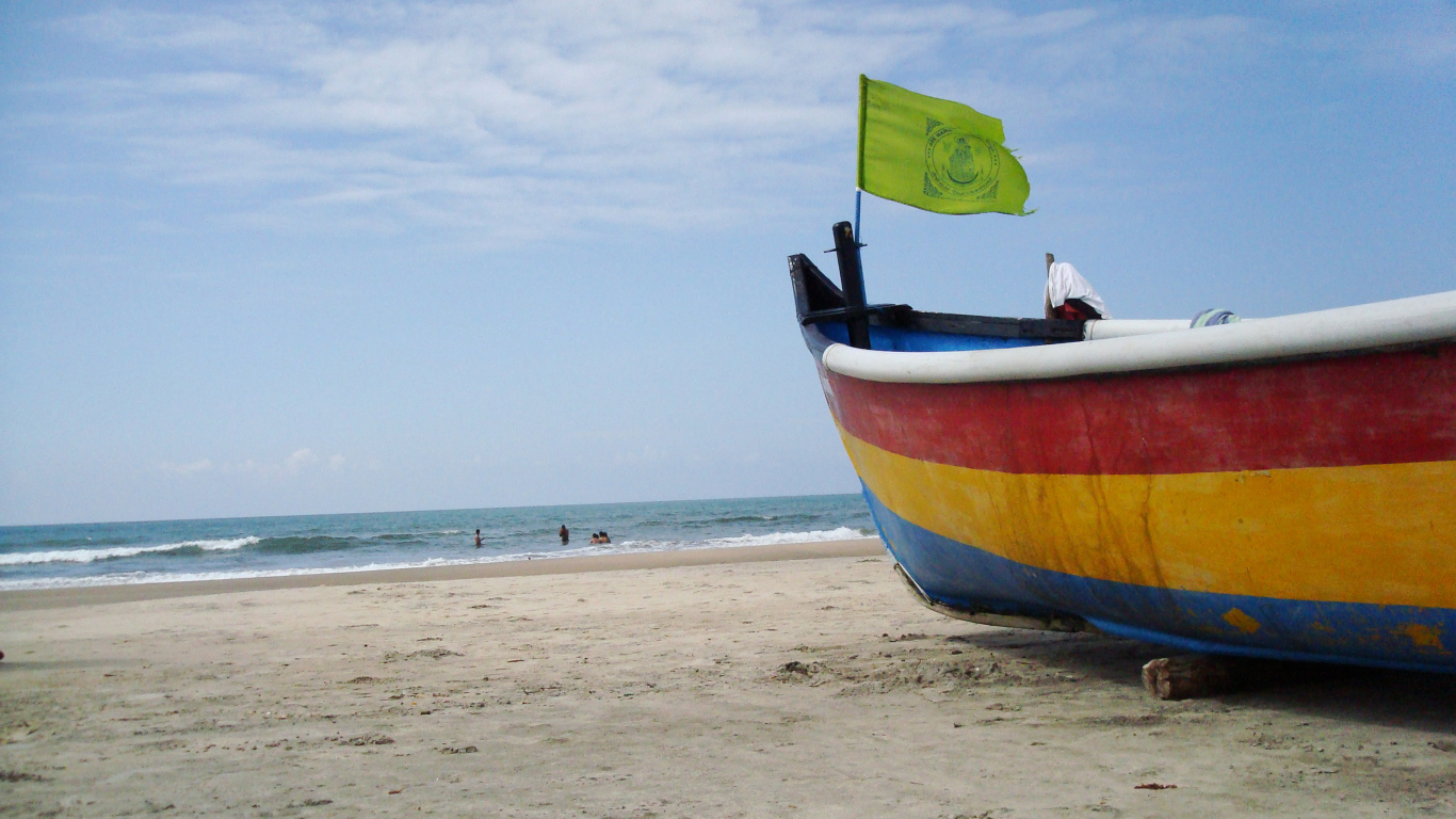 Лодка на пляже в Арамболе