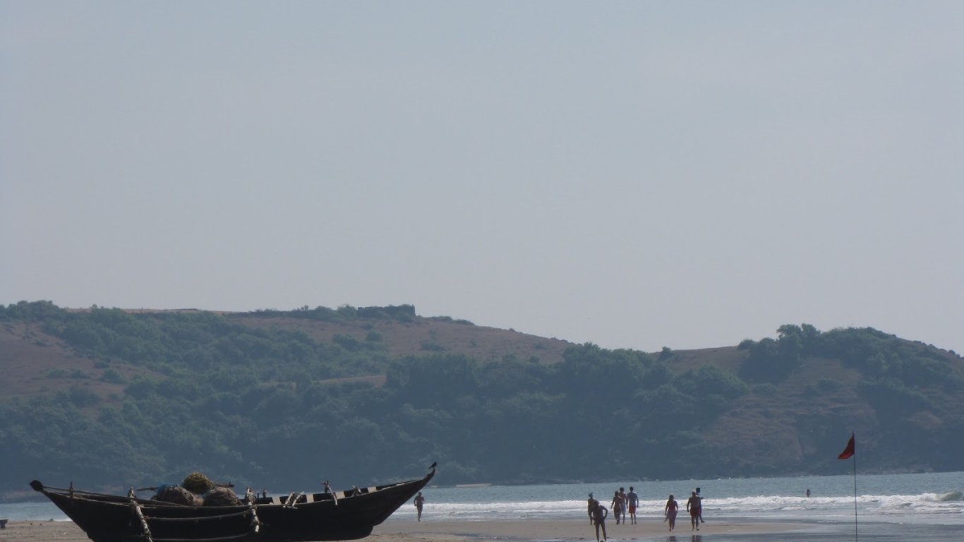 Лодка на пляже в Ашвеме
