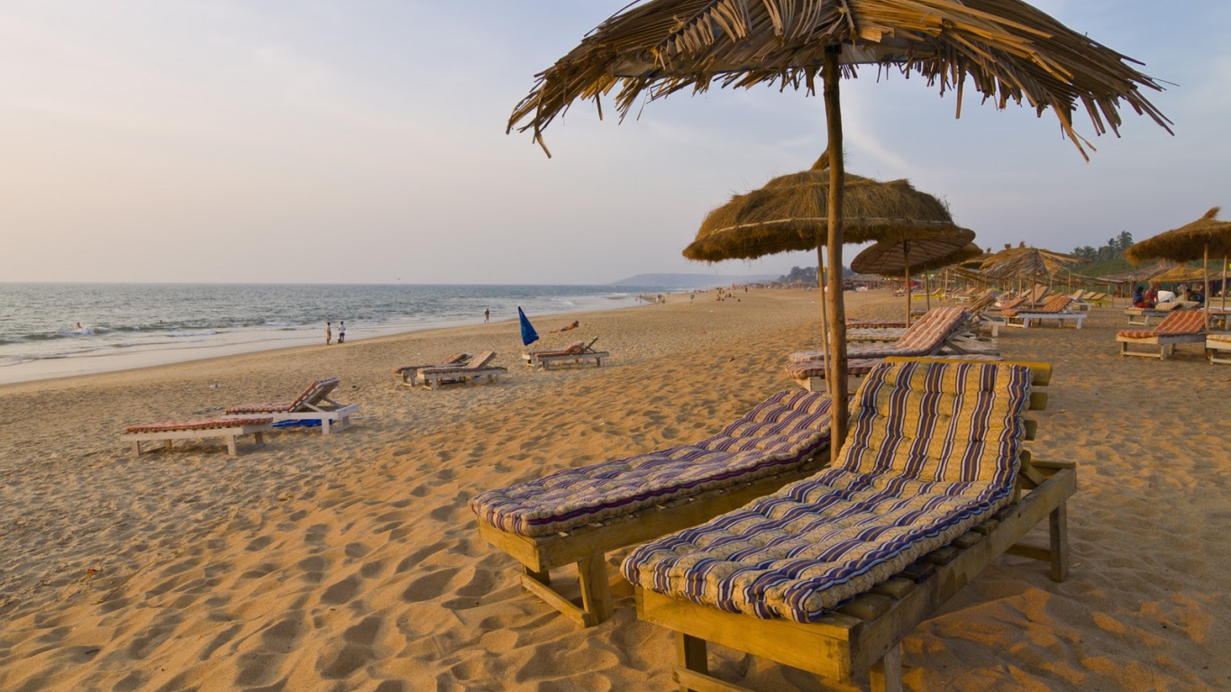 Шезлонги на пляжах в Гоа