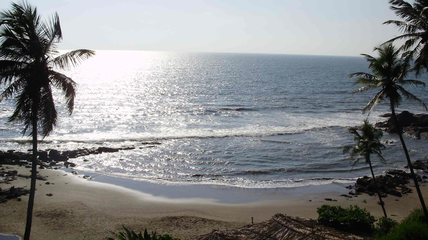 Пустой пляж вечером в Вагаторе