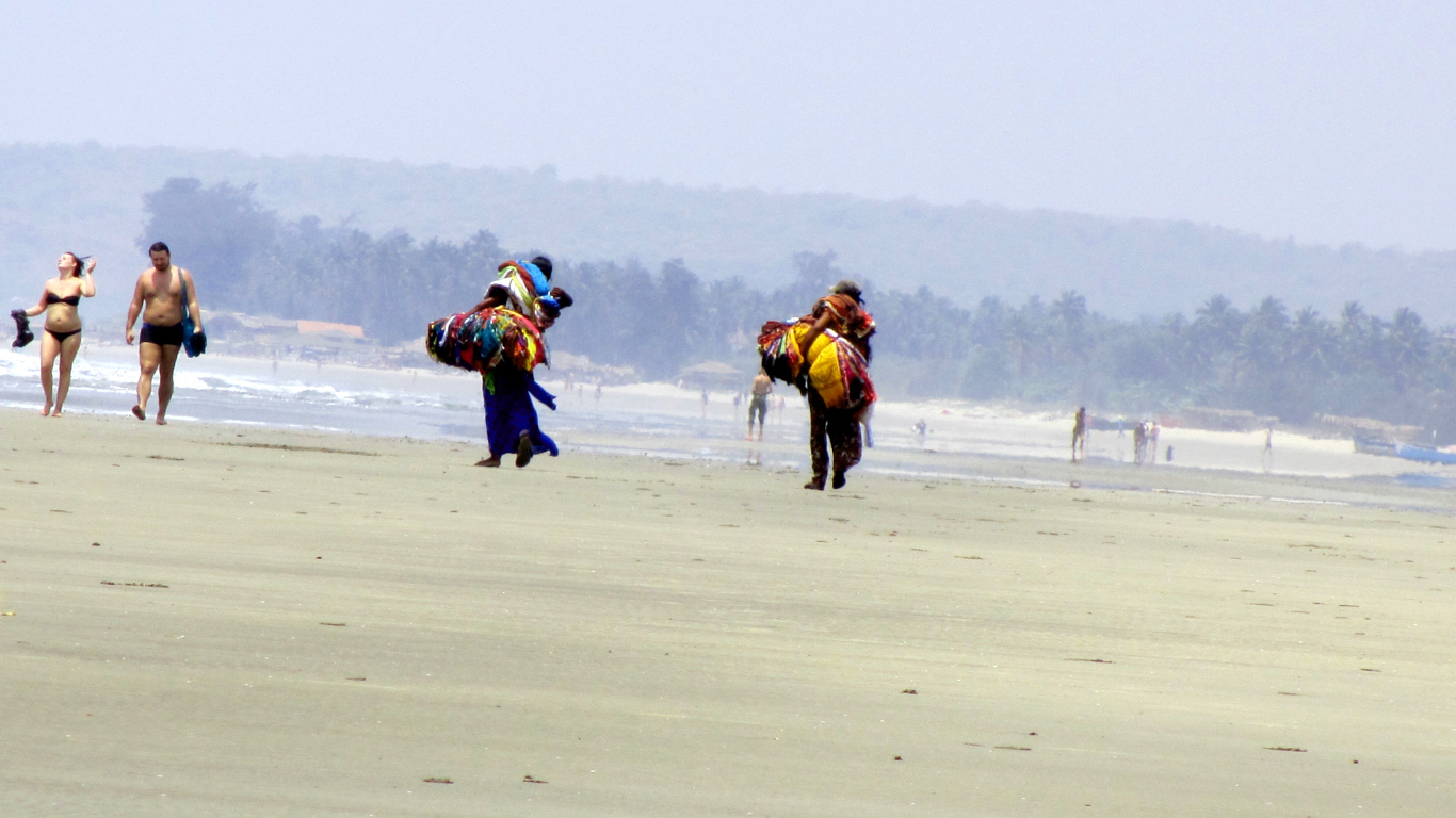 Люди на пляже в Ашвеме