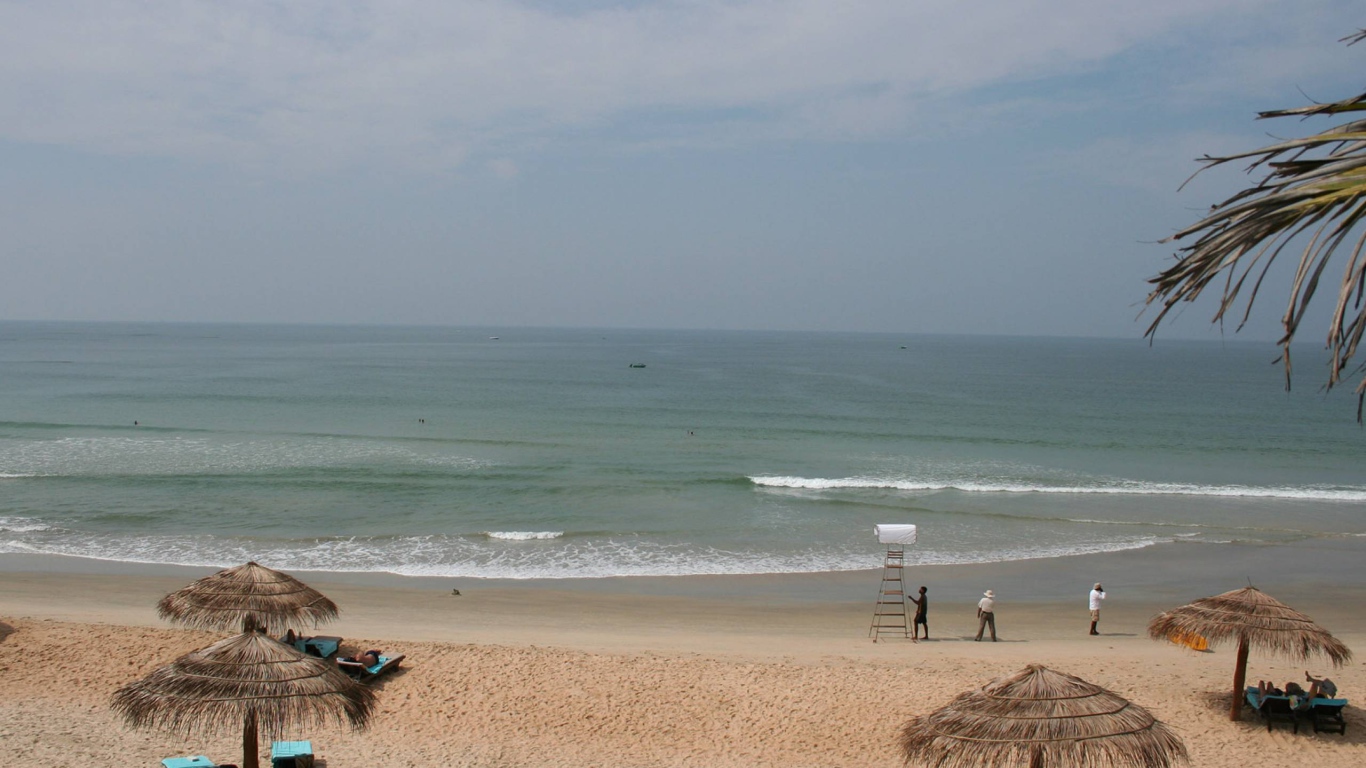 Отдых на пляже в Бенаулиме