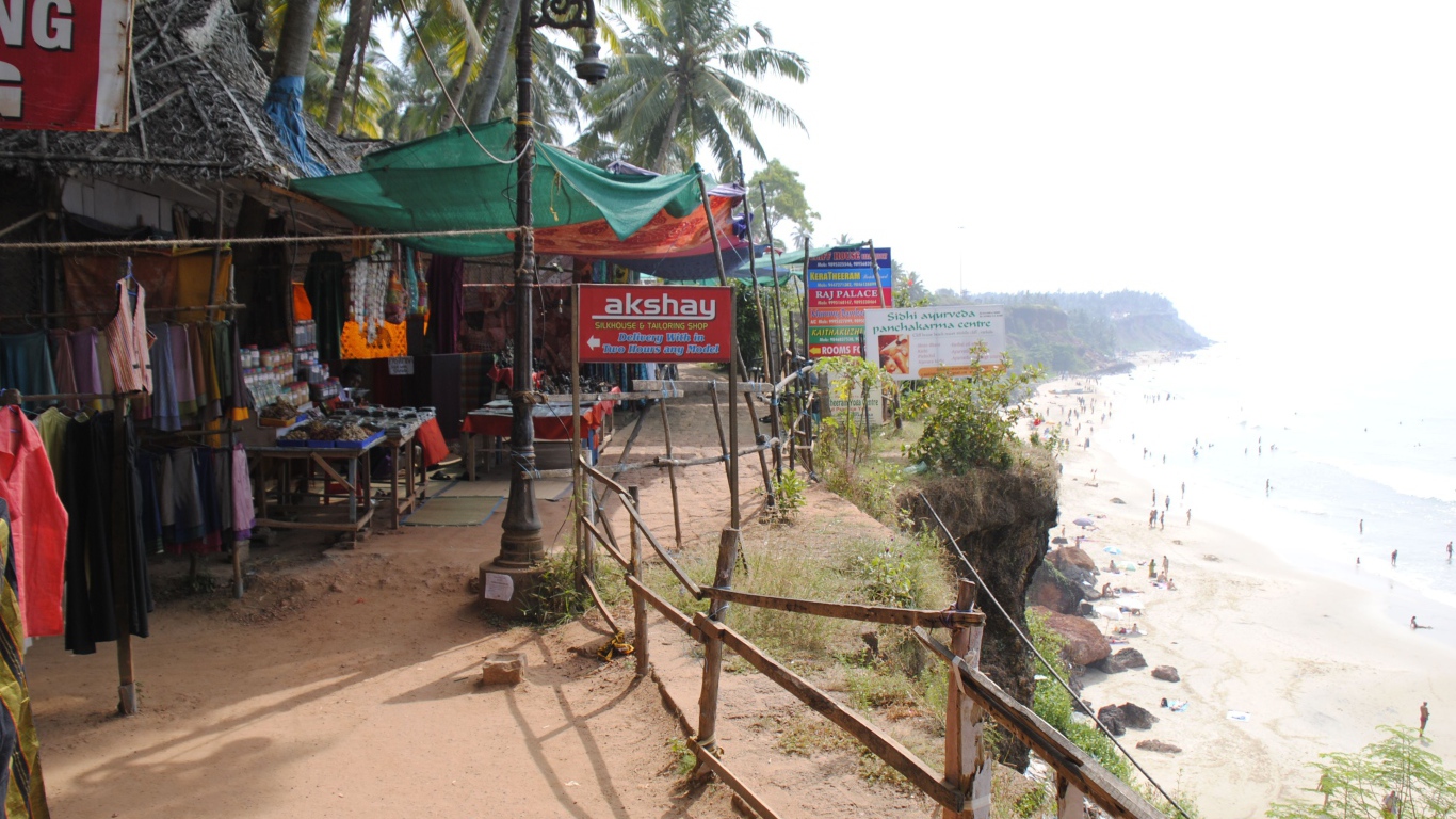 Ларьки с товарами для туристов в Варкале