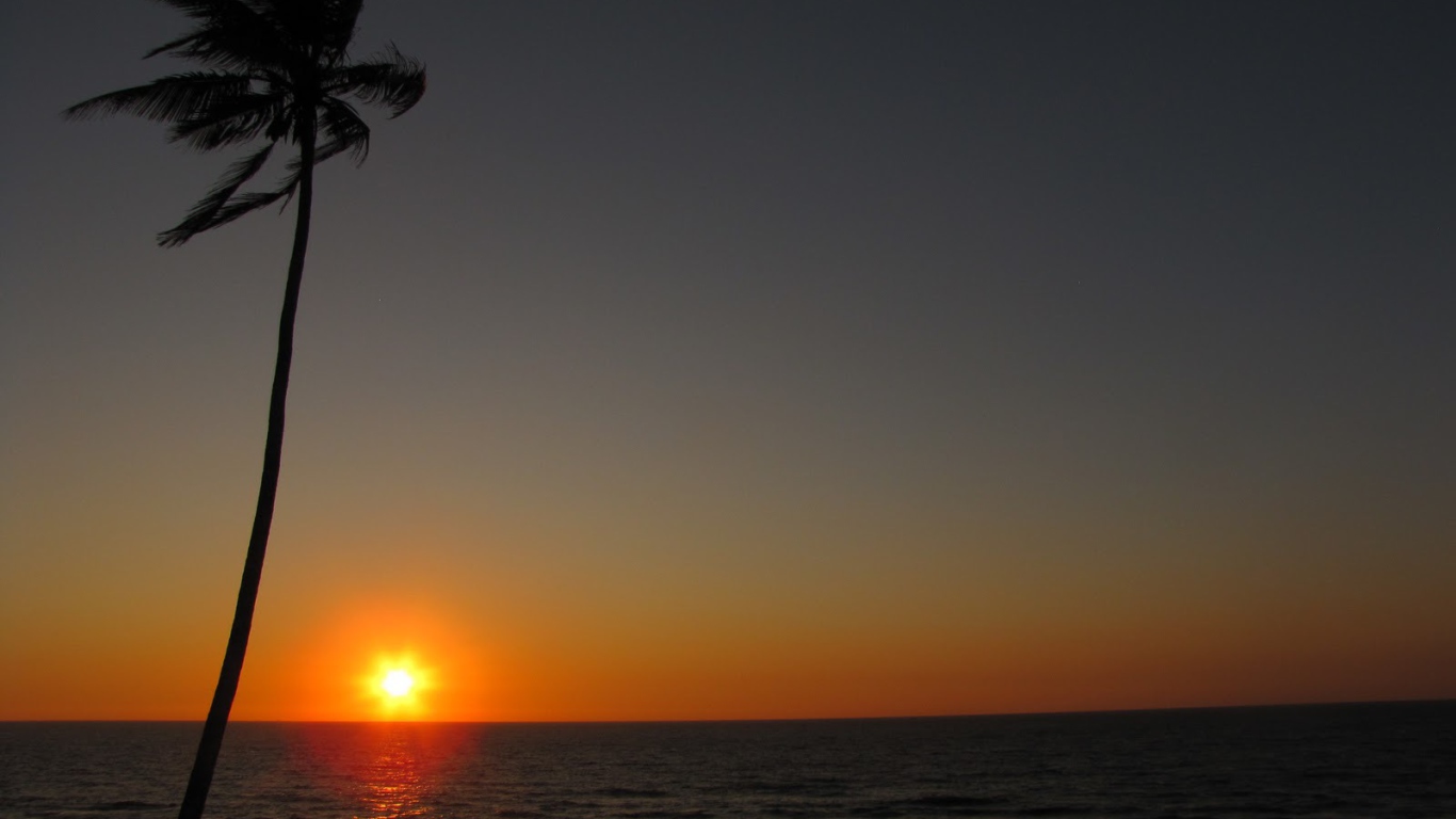 Закат на пляже в Вагаторе